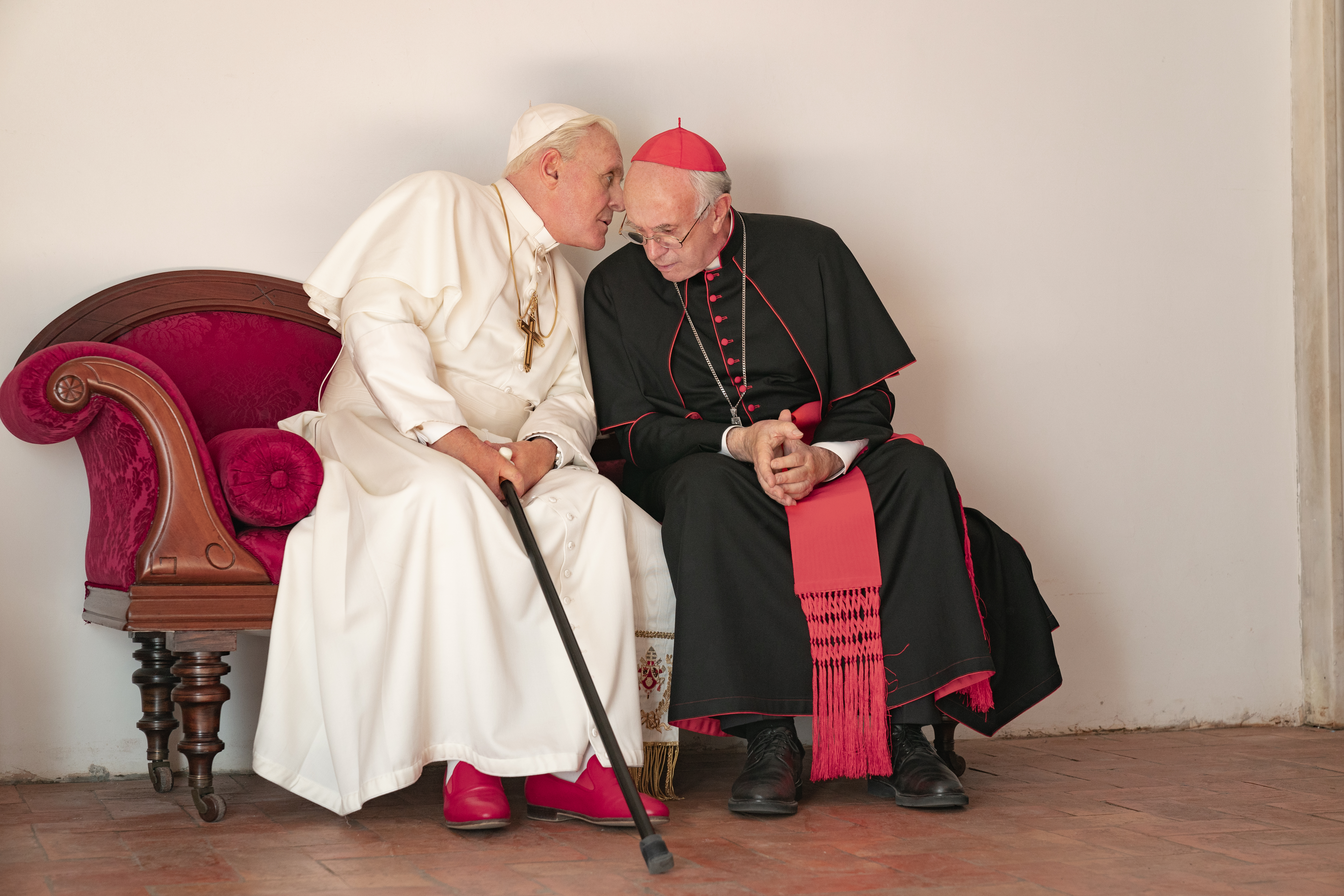 Anthony Hopkins (Benedicto XVI) y Jonathan Pryce (Francisco I) son LOS DOS PAPAS. Primera imagen.