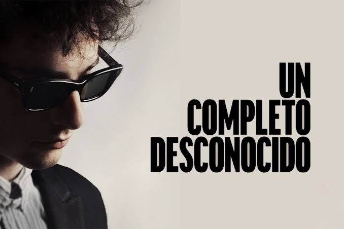 En “Un completo desconocido” la actuación de Timothée Chalamet es verdaderamente única y fascinante como Bob Dylan, te permite descubrir la música de este genio como si fuera la primera vez.
