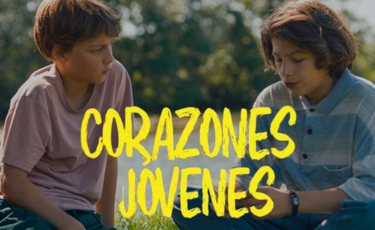 “Corazones jóvenes” brilla con una sensibilidad única gracias a las actuaciones profundamente emotivas de su joven elenco, resultando en una cinta conmovedora, sanadora y desgarradoramente real.