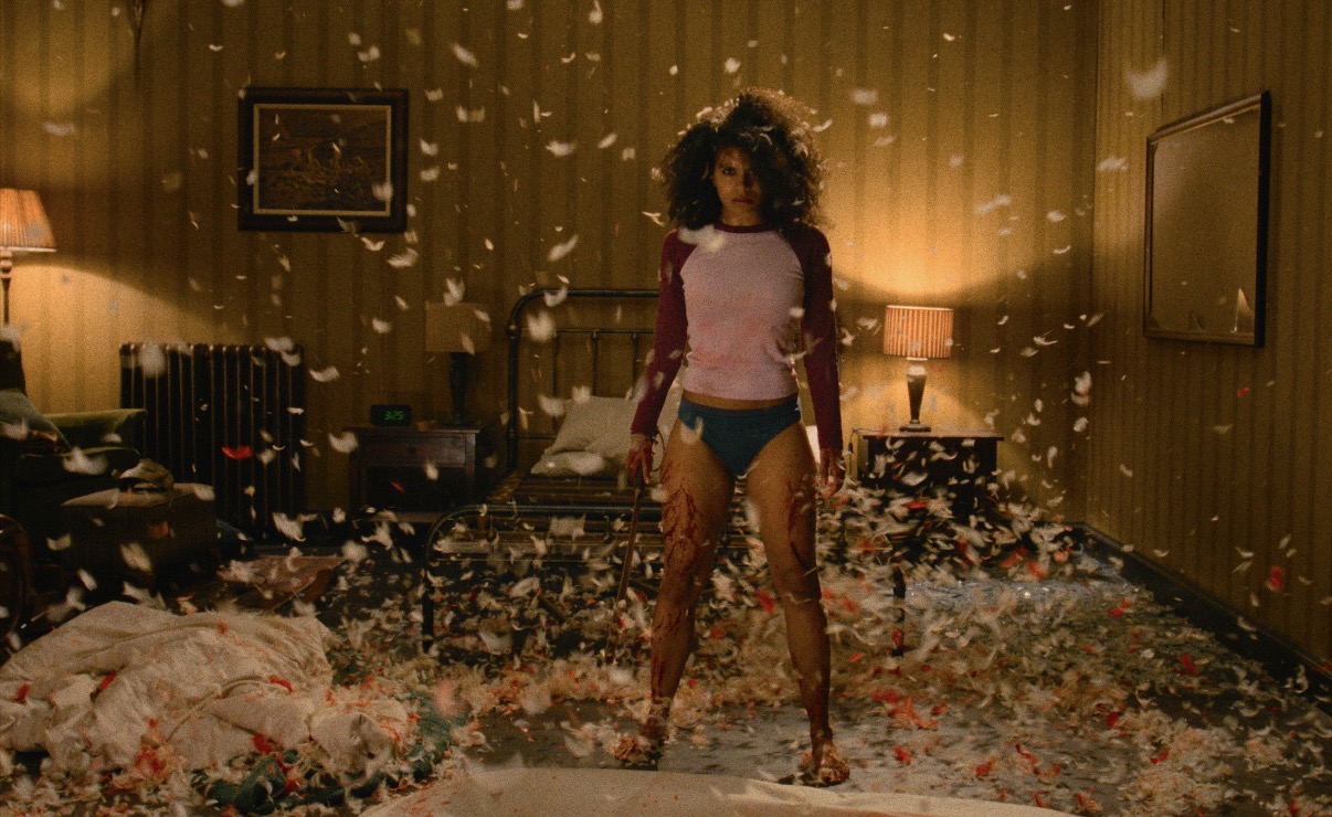 “Te van a matar” es una cinta extremadamente divertida que mezcla a la perfección secuencias de acción, violencia extrema con humor negro y una sangrienta trama de horror que los amantes del cine de este género encontrarán electrizante.