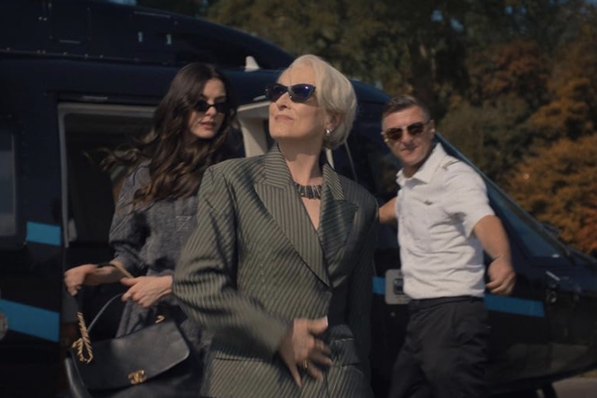 “El diablo viste a la moda 2” impresiona con su sello inconfundible de estilo y glamour. Esta divertida y nostálgica secuela te hará llorar y aplaudir, dejándote maravillado reconectando con los personajes que tanto amamos.