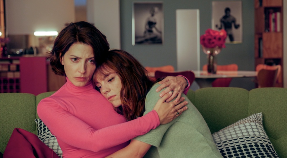 “Amarga Navidad” es un relato conmovedor y sofisticado sobre el duelo y el amor, que lleva el sello de Pedro Almodóvar a su máxima expresión. Con una belleza estética extraordinaria, la película explora la delgada línea entre la realidad y la ficción.