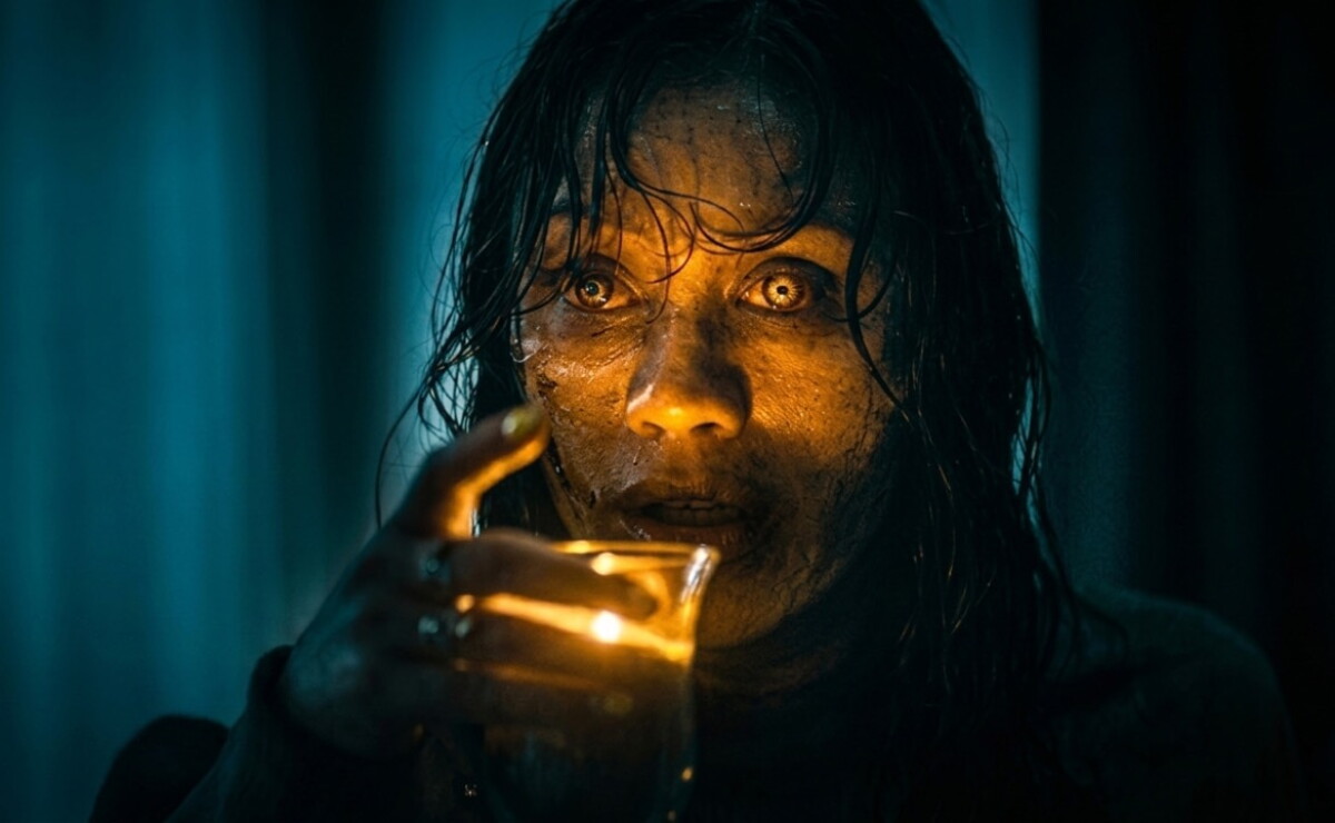 “Evil Dead: En llamas” es un sangriento, salvaje y grotesco festín aderezado con mucho humor negro. Sin duda la mejor entrega de la saga. Corran a verla, pero con el estómago vacío. 